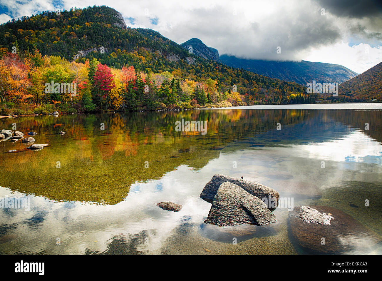 Vista di un tranquillo lago di montagna alla caduta, Lago di Echo, Franconia, New Hampshire Foto Stock