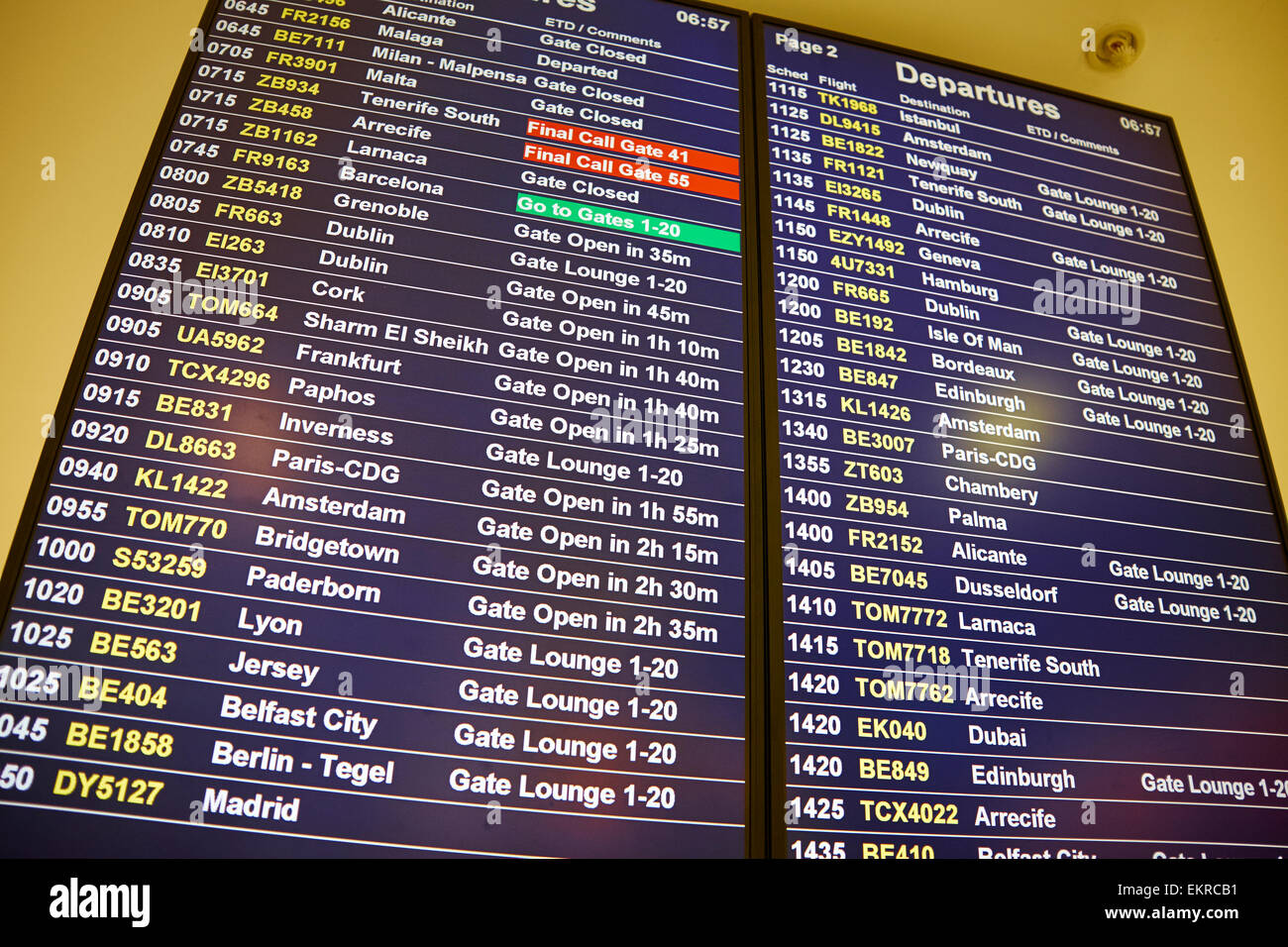 Partenze internazionali Board dall'Aeroporto di Birmingham REGNO UNITO Foto Stock