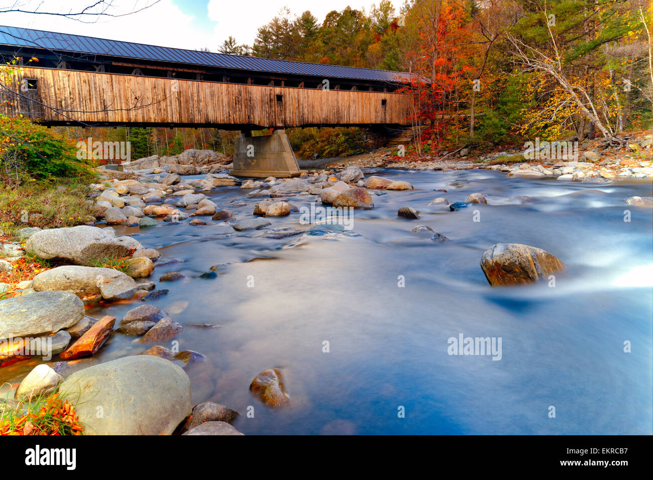 Swiftwater ponte coperto oltre il selvaggio fiume Ammonoosuc, bagno, New Hampshire Foto Stock