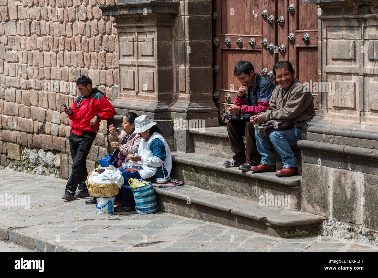 Perù Cusco. I peruviani di fronte all ingresso laterale alla Chiesa. Foto Stock