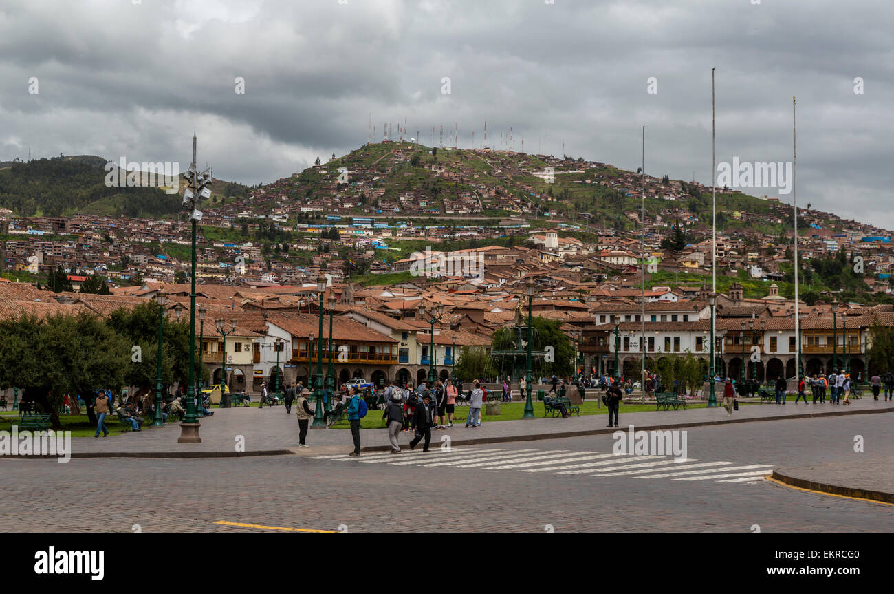 Perù Cusco. Plaza de Armas in primo piano, come Cusco cresce verso l'alto sui pendii. Le antenne di comunicazione dominano la collina. Foto Stock