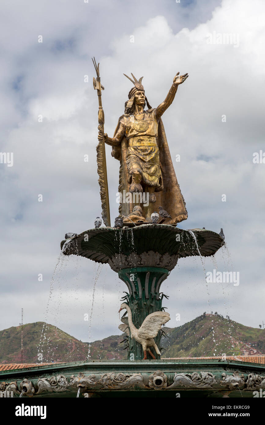 Perù Cusco. Re inca Pachacutec sulla fontana in Plaza de Armas. Foto Stock