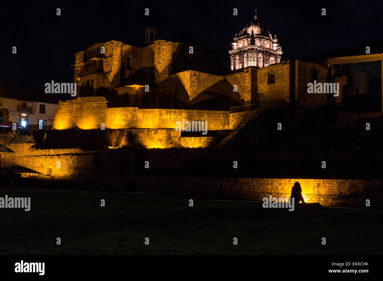 Perù Cusco. Santo Domingo monastero, costruito su e intorno a resti di Qorikancha, Inca Tempio del Sole, Night Shot. Foto Stock
