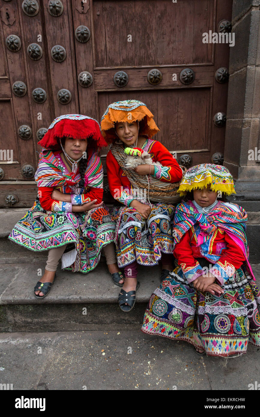 Perù Cusco. Giovani donne quechua. Indossano i vestiti tradizionali sperando di essere fotografato per suggerimenti. Foto Stock