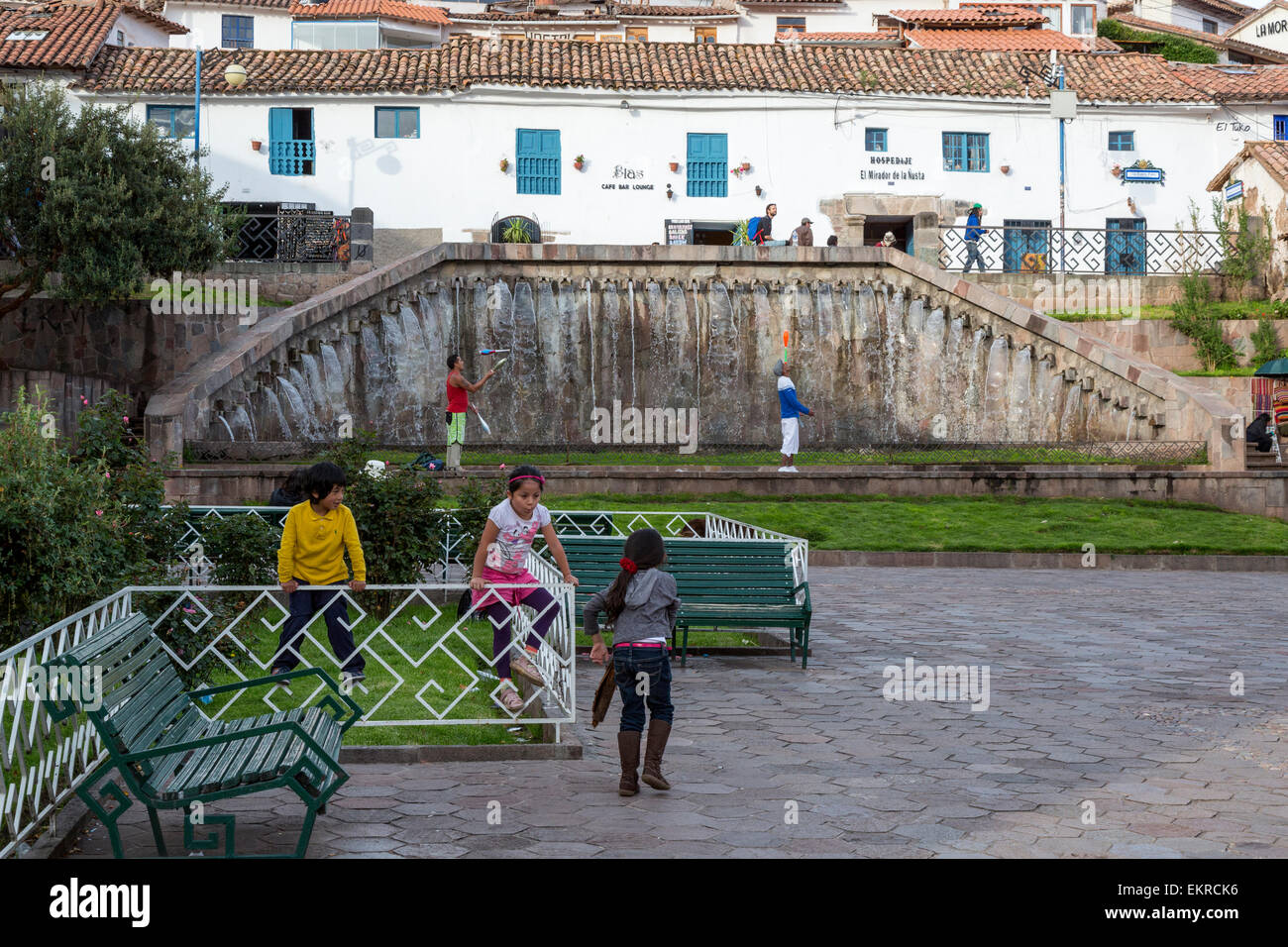 Perù Cusco. Plazoleta San Blas. Giocolieri praticanti in background. Foto Stock