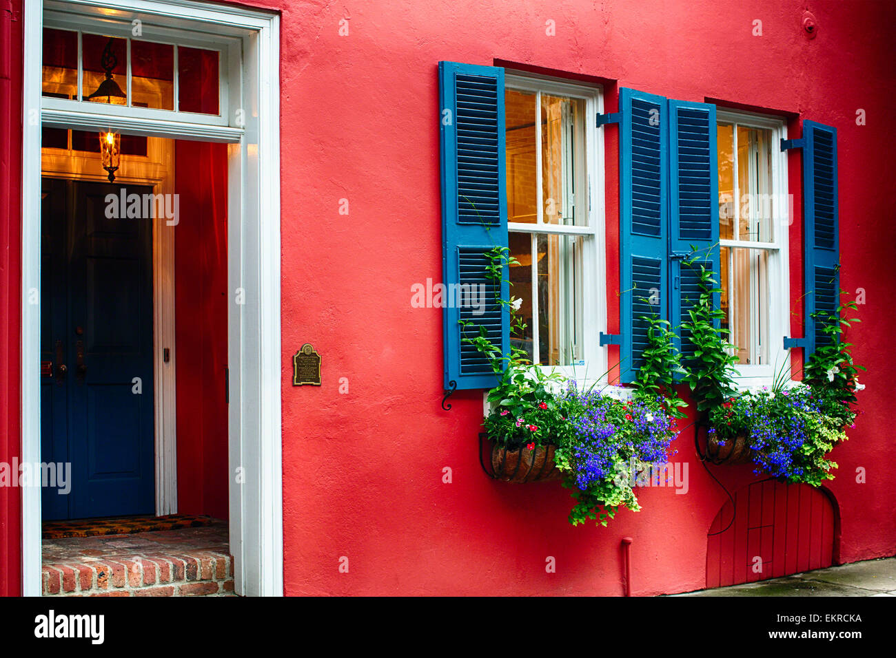Vista ravvicinata di un colorato Era Coloniale Esterno della casa con una porta e Windows, Charleston, Carolina del Sud Foto Stock