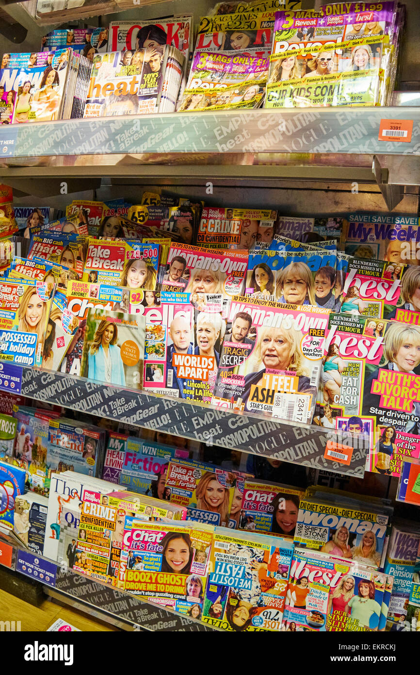 Riviste sul display di vendita a WH Smith Aeroporto di Birmingham REGNO UNITO Foto Stock