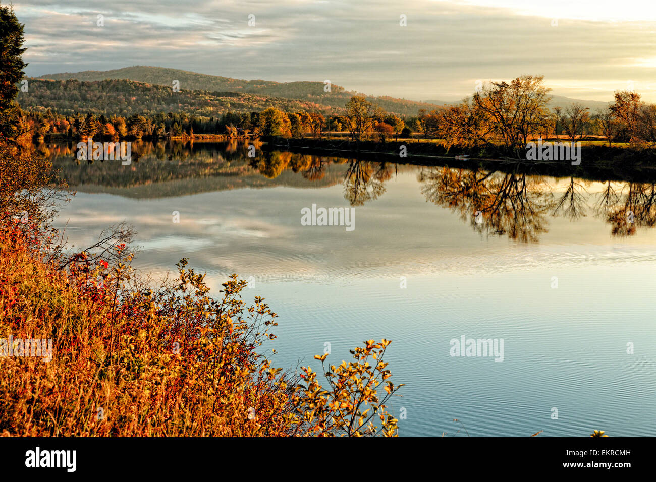 Vista di un tranquillo fiume con foglie colorate riflessioni, Moore serbatoio, fiume Connecticut, New Hampshire Foto Stock