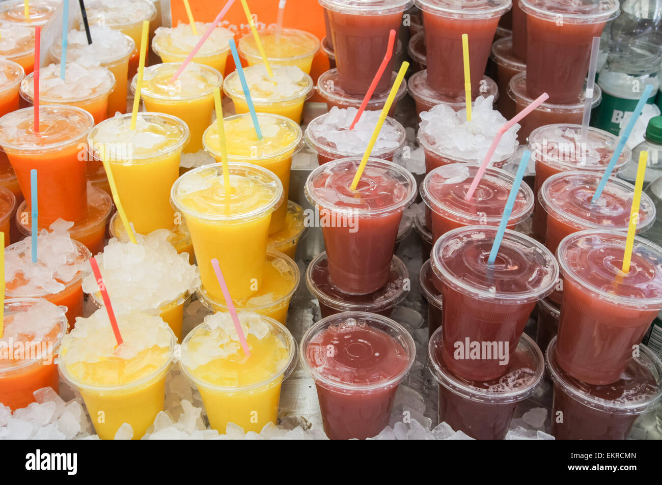 stalla con succo di frutta appena spremuto Foto Stock