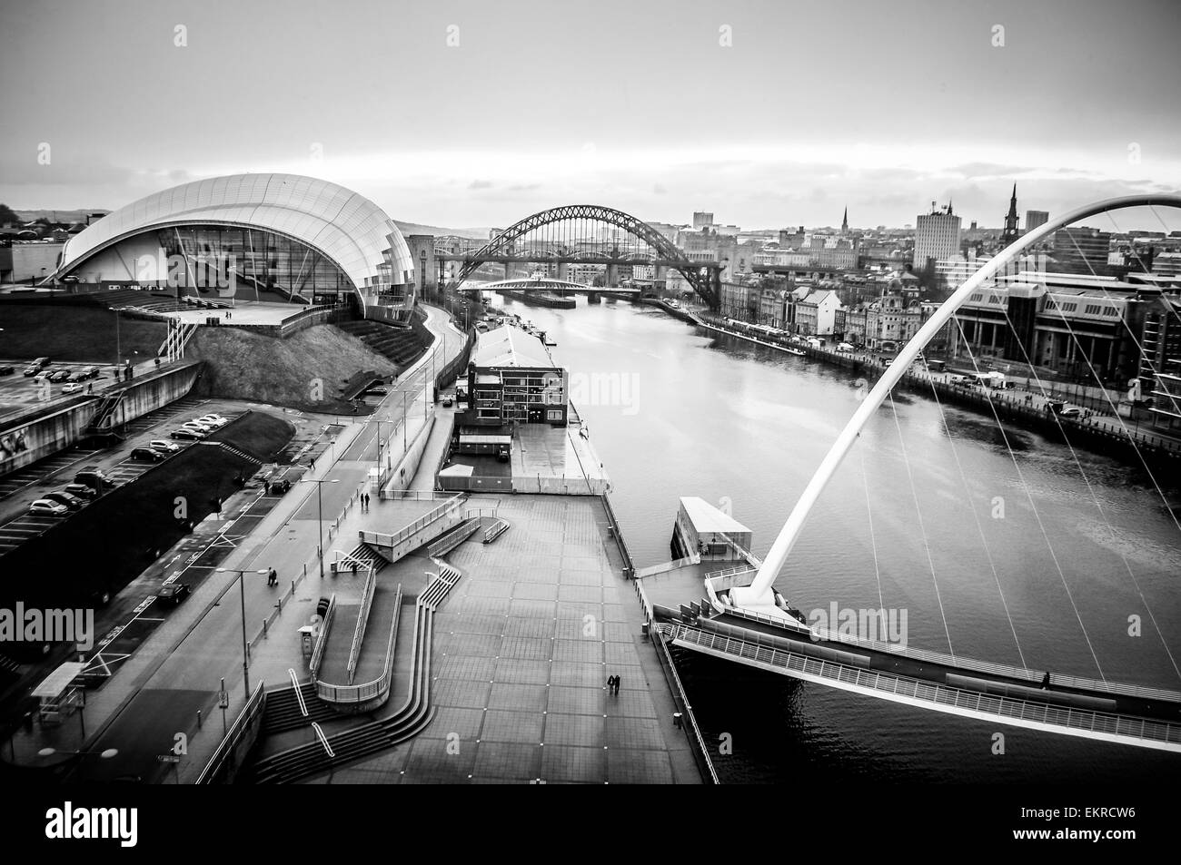 Il Quayside in Newcastle dalla piattaforma di visualizzazione al centro del Mar Baltico. Sage Gatehead, Tyne Bridge, Millennium Bridge al di sotto. Foto Stock