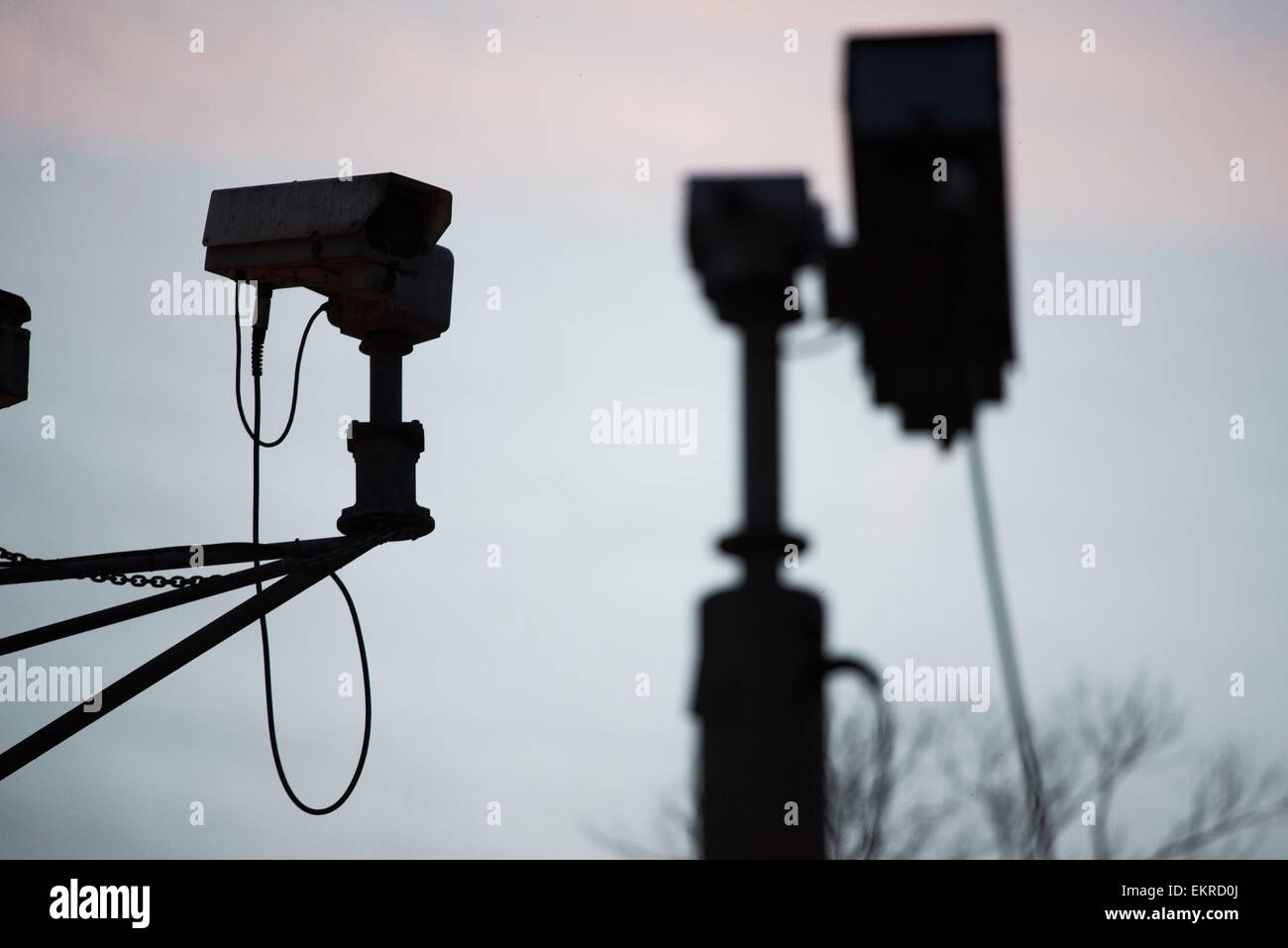 Due stagliano sistema di sicurezza con telecamere in un centro della città al tramonto. Foto Stock