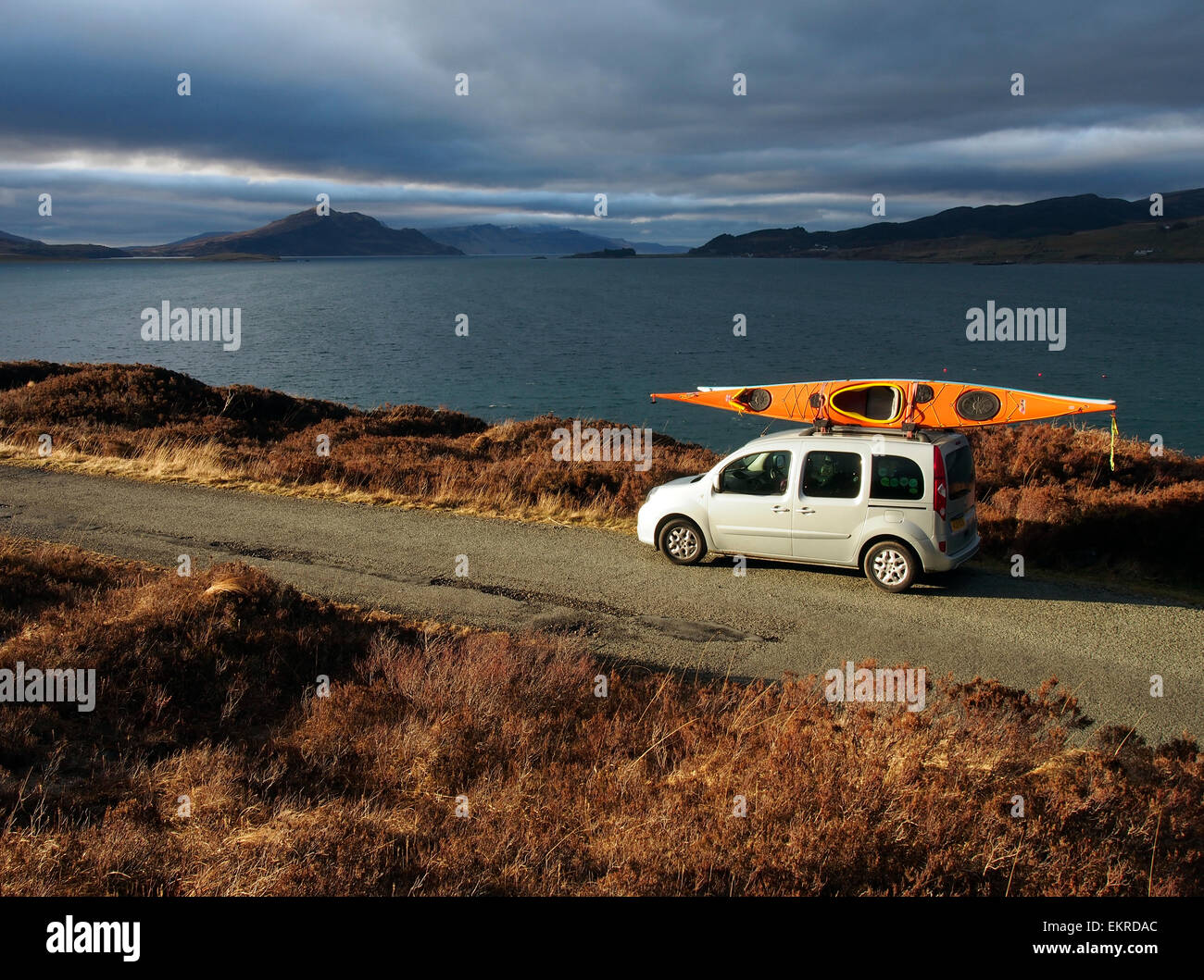 Auto con kayak da mare parcheggiata vicino Sconser, Skye, Scozia Foto Stock
