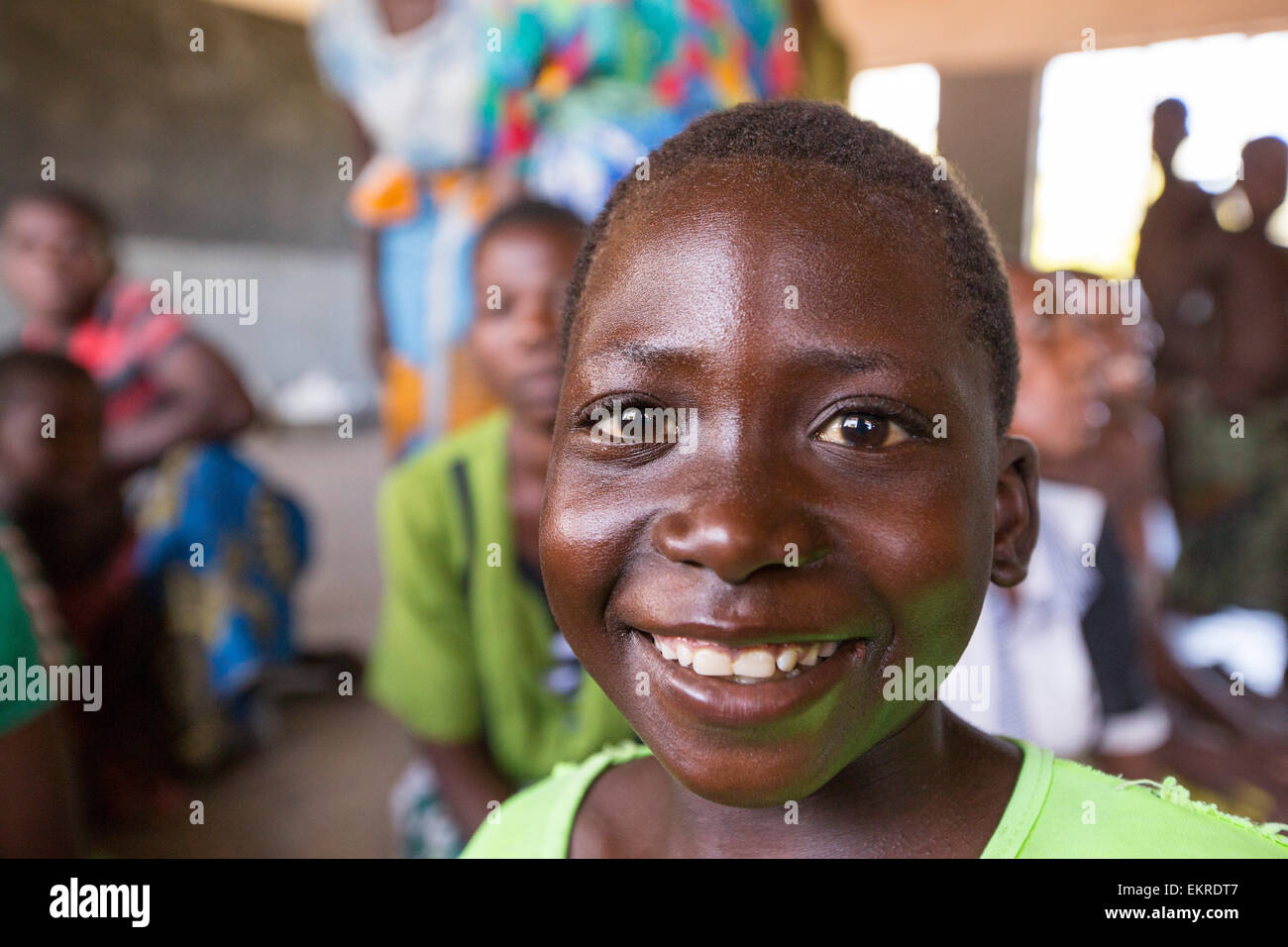 A metà gennaio 2015, un periodo di tre giorni di piogge eccessive portato inondazioni senza precedenti per il povero piccolo paese africano del Malawi. Esso spostato quasi un quarto di milione di persone e ha devastato 64.000 ettari di terreno, e ucciso centinaia di persone. Questa foto mostra una ragazza in un campo di rifugiati sul fiume Shire vicino Chikwawa. Foto Stock