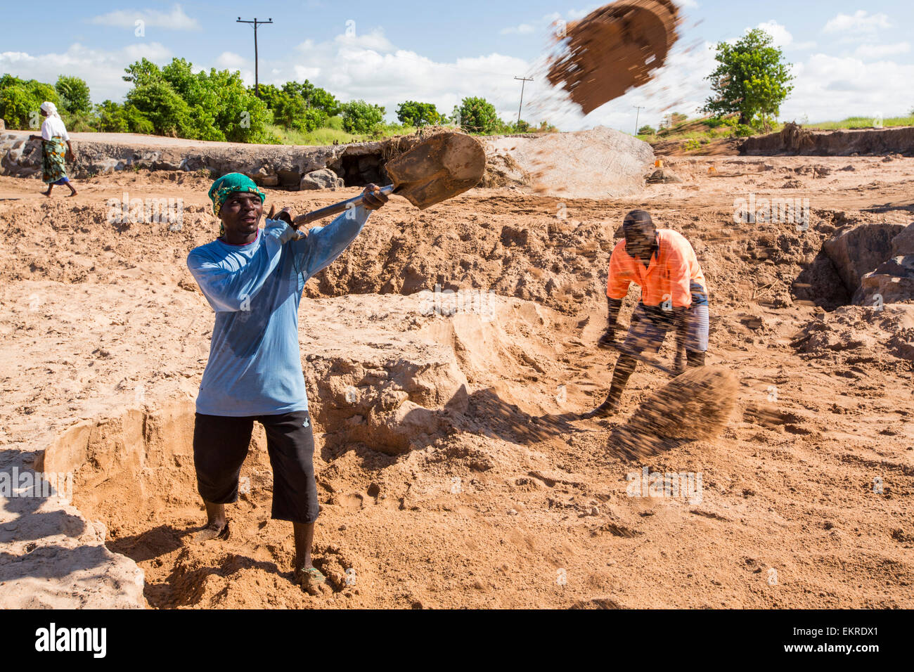 Malawiani spalare riverbed sabbia per uso in costruzione, nei pressi di Chikwawa, Malawi. Foto Stock