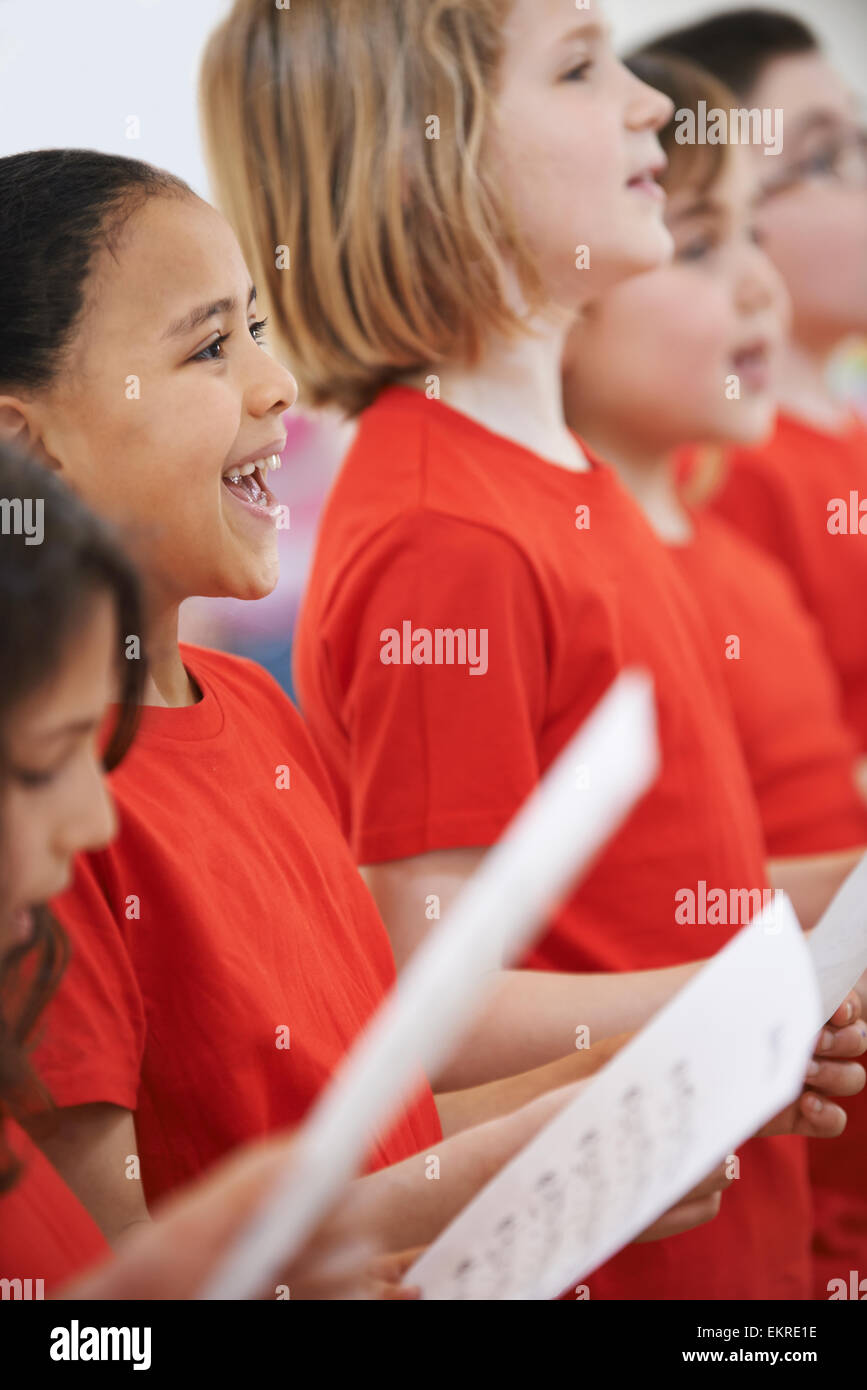 Gruppo di bambini a cantare in coro insieme Foto Stock