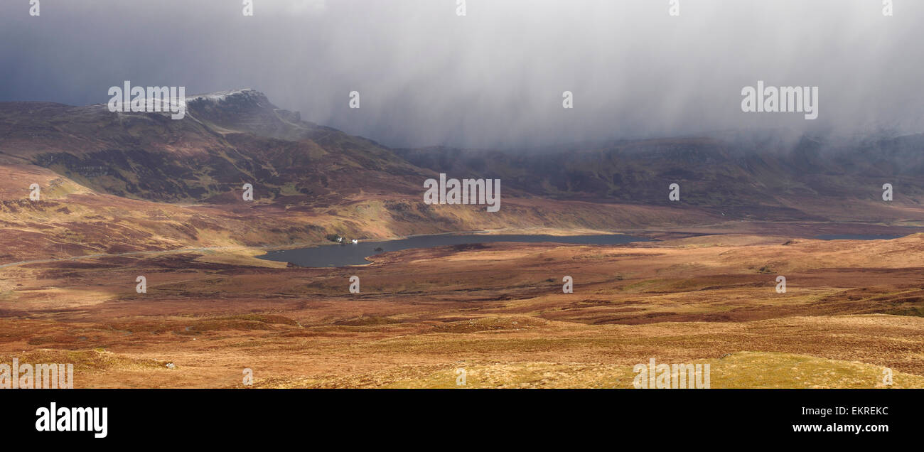 Ave doccia su Trotternish Ridge da Sithean Bhealaich Chumhaing vicino a Portree, Skye, Scozia Foto Stock