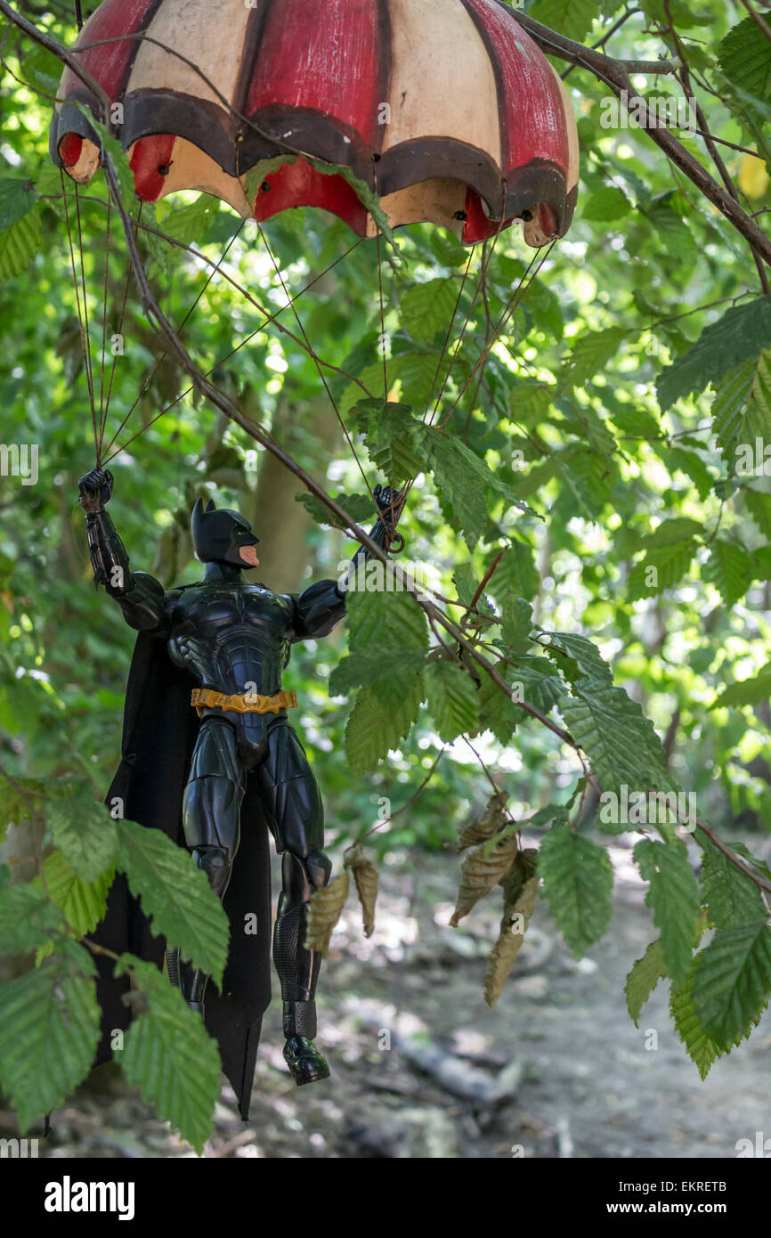 Batman in rami con un paracadute. Batman è un marchio e proprietà protetta da copyright di DC Comics Foto Stock