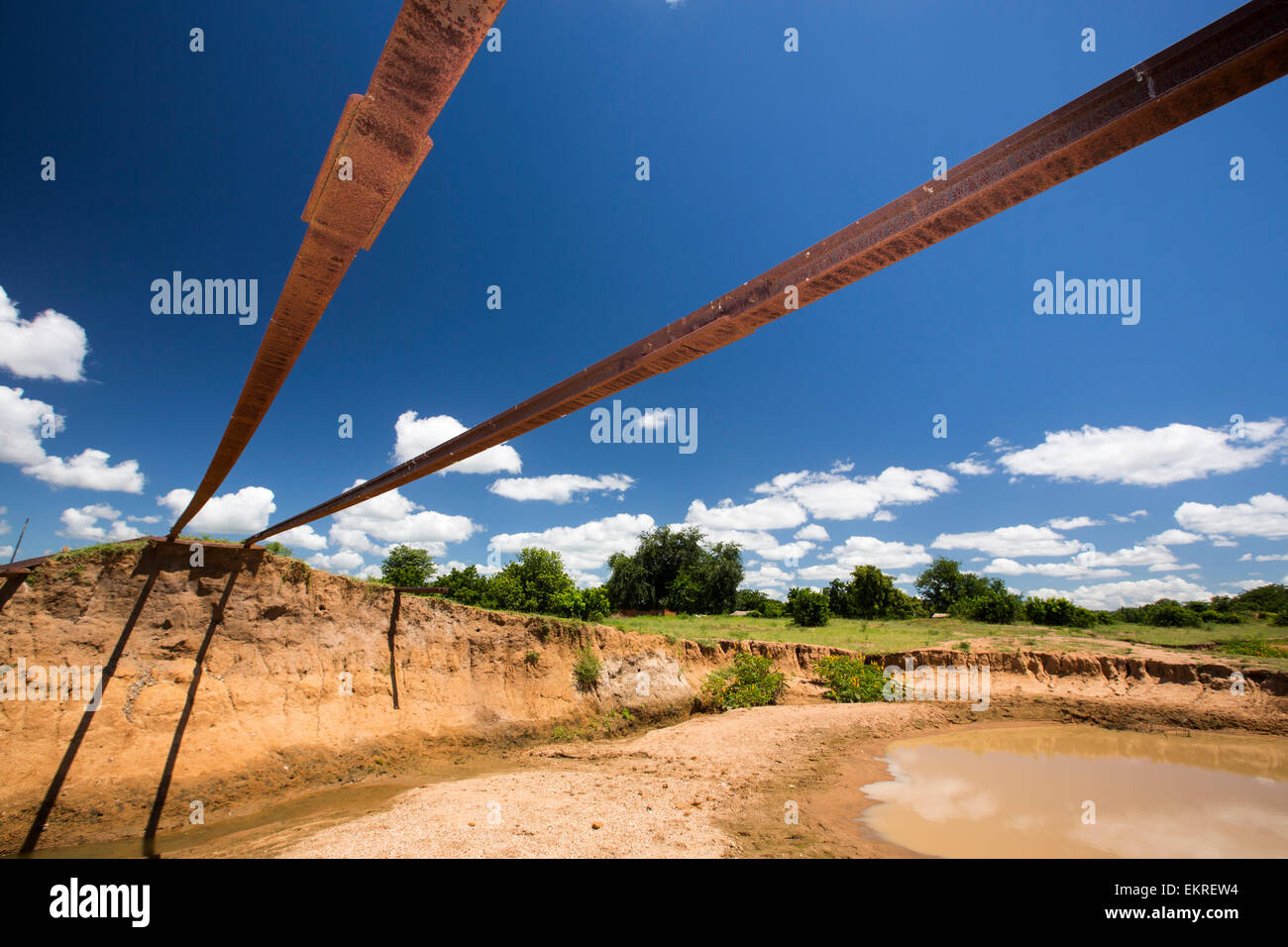 A metà gennaio 2015, un periodo di tre giorni di piogge eccessive portato inondazioni senza precedenti per il povero piccolo paese africano del Malawi. Esso spostato quasi un quarto di milione di persone e ha devastato 64.000 ettari di terreno, e ucciso centinaia di persone. Questa foto mostra un ponte ferroviario spazzato via, lasciando i cingoli sospesi a mezz aria, vicino Bangula. Foto Stock