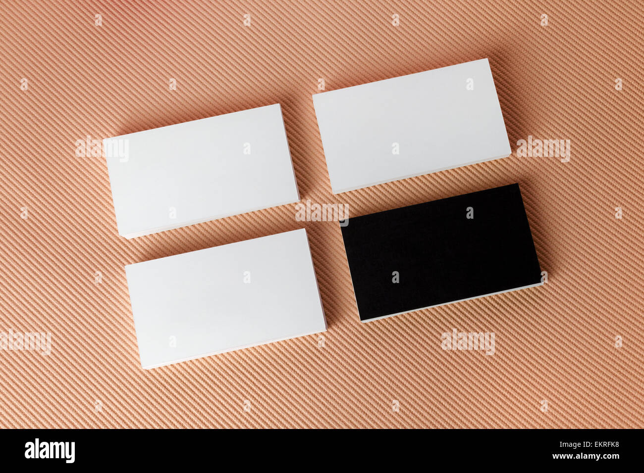 Foto di blank business cards su sfondo colorato. Modello per l'identità del marchio. Vista dall'alto. Foto Stock