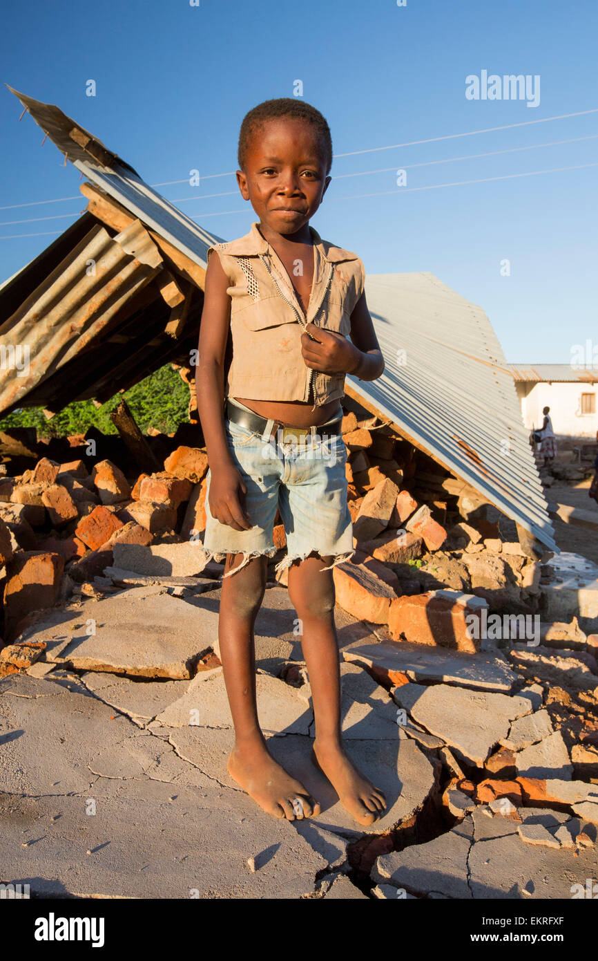 A metà gennaio 2015, un periodo di tre giorni di piogge eccessive portato inondazioni senza precedenti per il povero piccolo paese africano del Malawi. Esso spostato quasi un quarto di milione di persone e ha devastato 64.000 ettari di terreno, e ucciso centinaia di persone. Questa foto mostra una delle tante case distrutte, questa in Bangula. Foto Stock