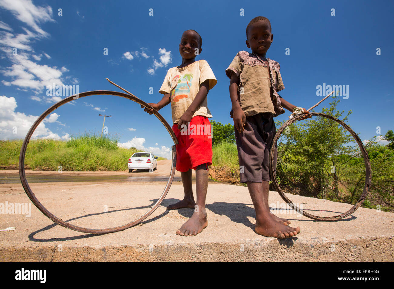 A metà gennaio 2015, un periodo di tre giorni di piogge eccessive portato inondazioni senza precedenti per il povero piccolo paese africano del Malawi. Esso spostato quasi un quarto di milione di persone e ha devastato 64.000 ettari di terreno, e ucciso centinaia di persone. Questa foto mostra uno dei ponti può essere danneggiato o distrutto intorno Chikwawa in Shire Valley. Foto Stock
