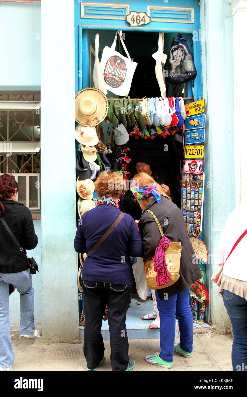 Tourist shopping per souvenir cubano a l'Avana. Foto Stock