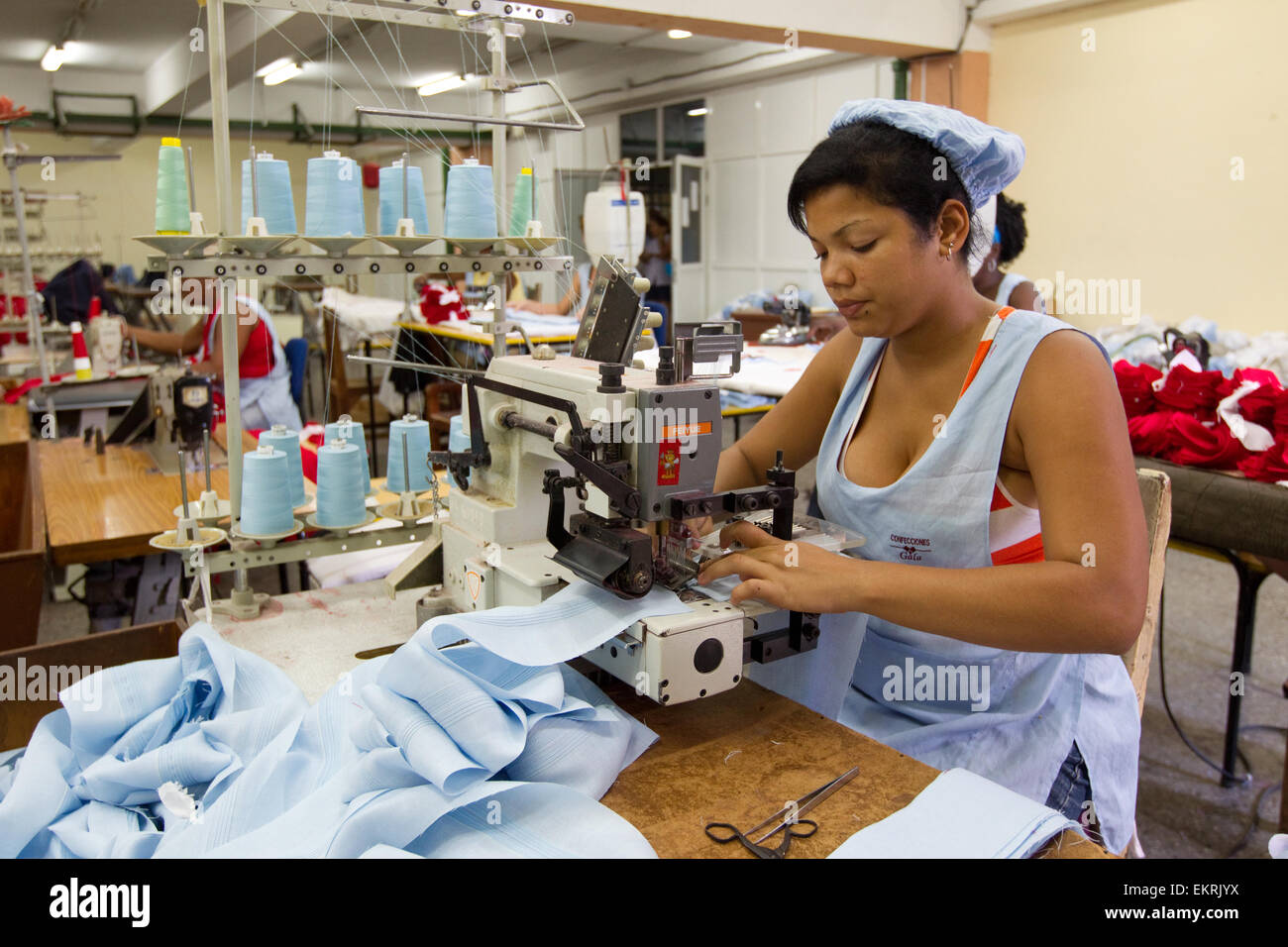 Il lavoratore di sesso femminile in una fabbrica tessile a l'Avana, Cuba Foto Stock
