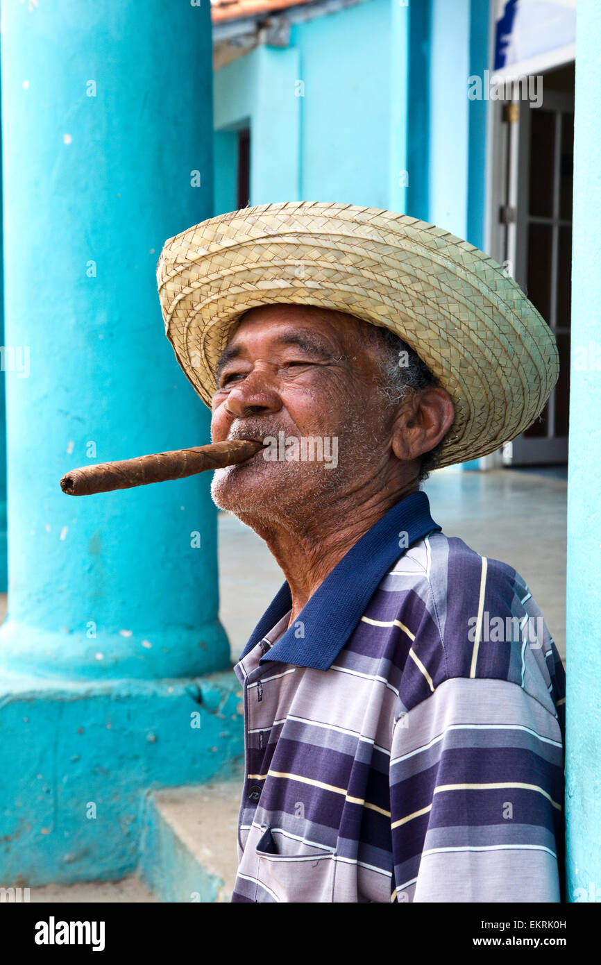 Un uomo cubano in Vinales fumare un sigaro Foto Stock