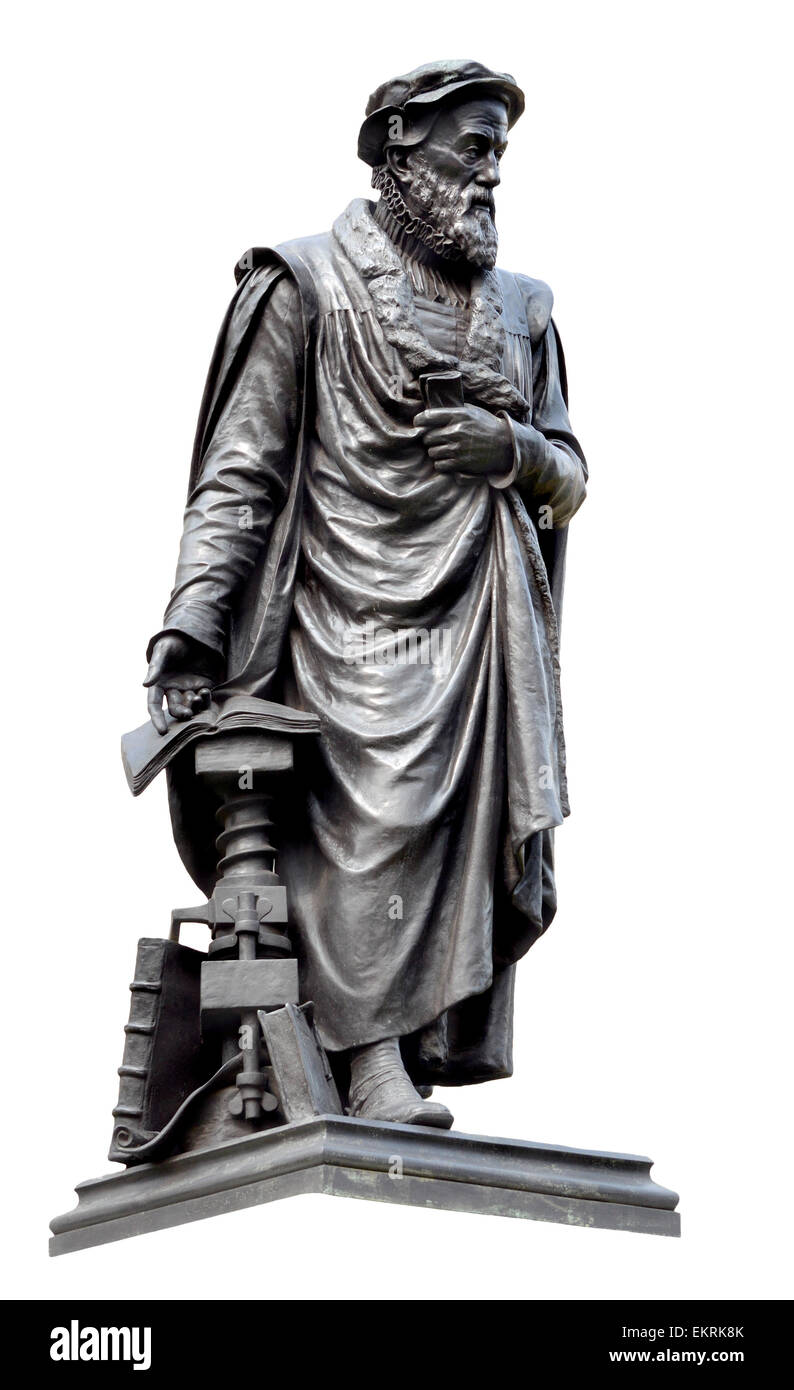 Londra, Inghilterra, Regno Unito. Statua (1884; Sir Joseph Edgar Boehm) di William Tyndale (c1494-1536; tradotto la Bibbia in lingua inglese) Foto Stock