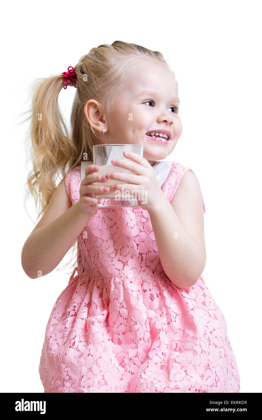 Bellissima bambina con un bicchiere di latte Foto Stock