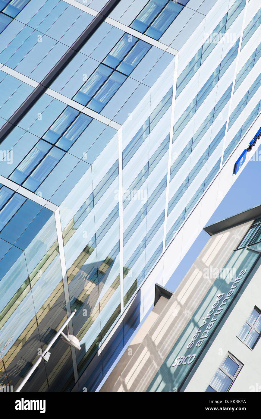 Vetro blu & il rivestimento su una torre moderna blocco nel centro città di Bristol. Serviced Apartments. Foto Stock