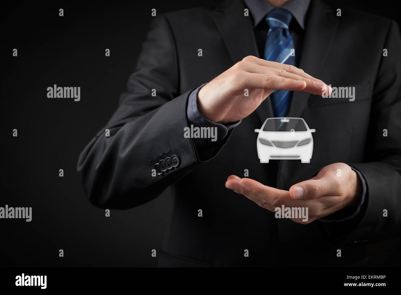 Auto (automobile) assicurazione e la rinuncia a danni da collisione concetti. Imprenditore con gesto protettivo e l'icona dell'auto. Foto Stock