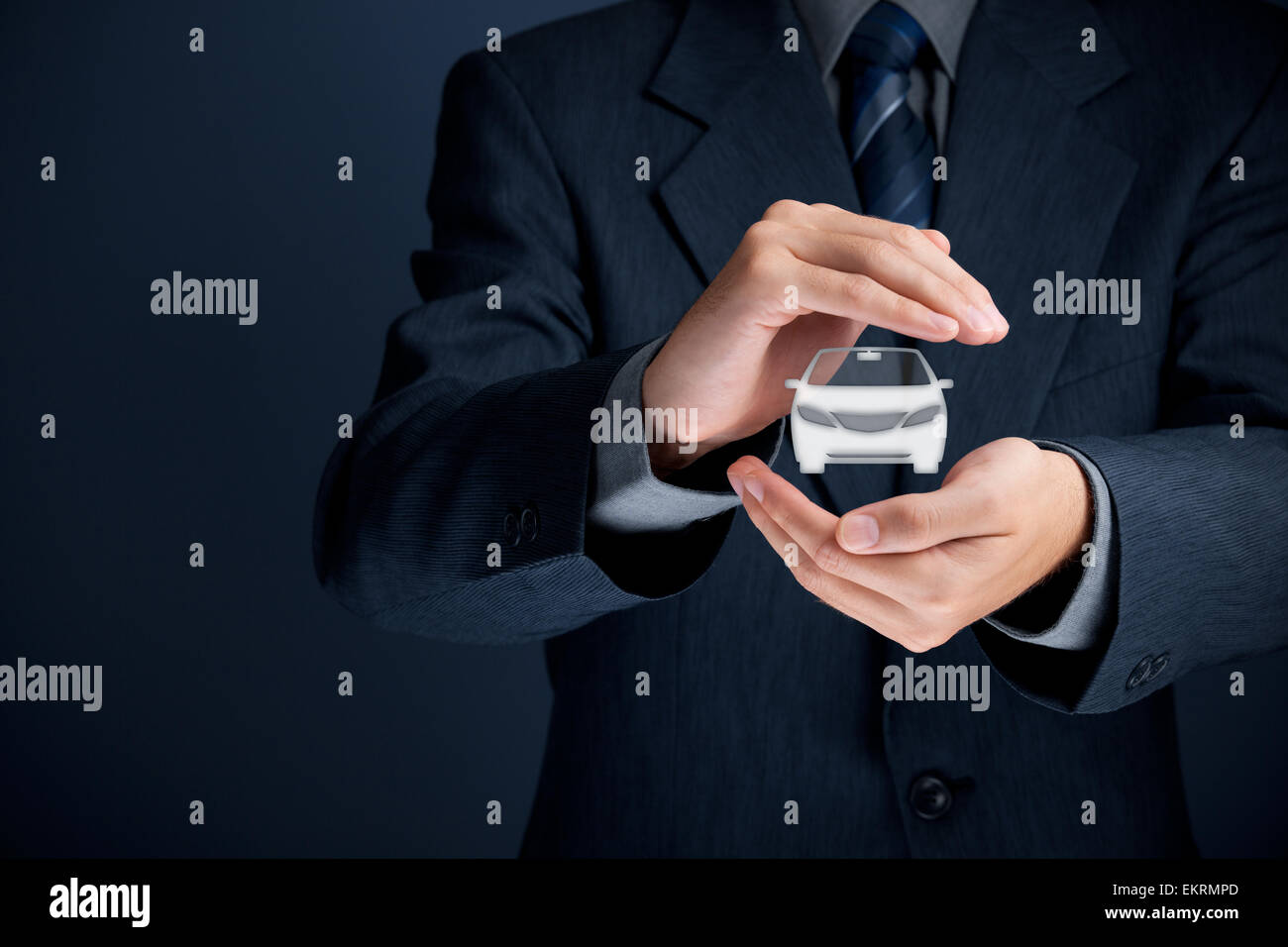 Auto (automobile) assicurazione e la rinuncia a danni da collisione concetti. Imprenditore con gesto protettivo e l'icona dell'auto. Foto Stock