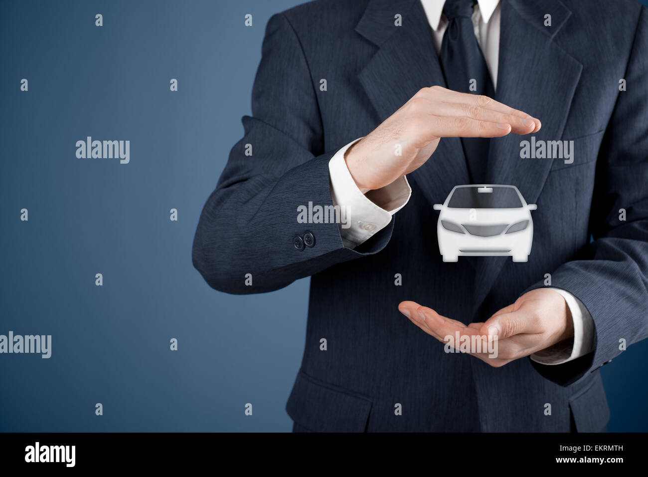 Auto (automobile) assicurazione e la rinuncia a danni da collisione concetti. Imprenditore con gesto protettivo e l'icona dell'auto. Foto Stock