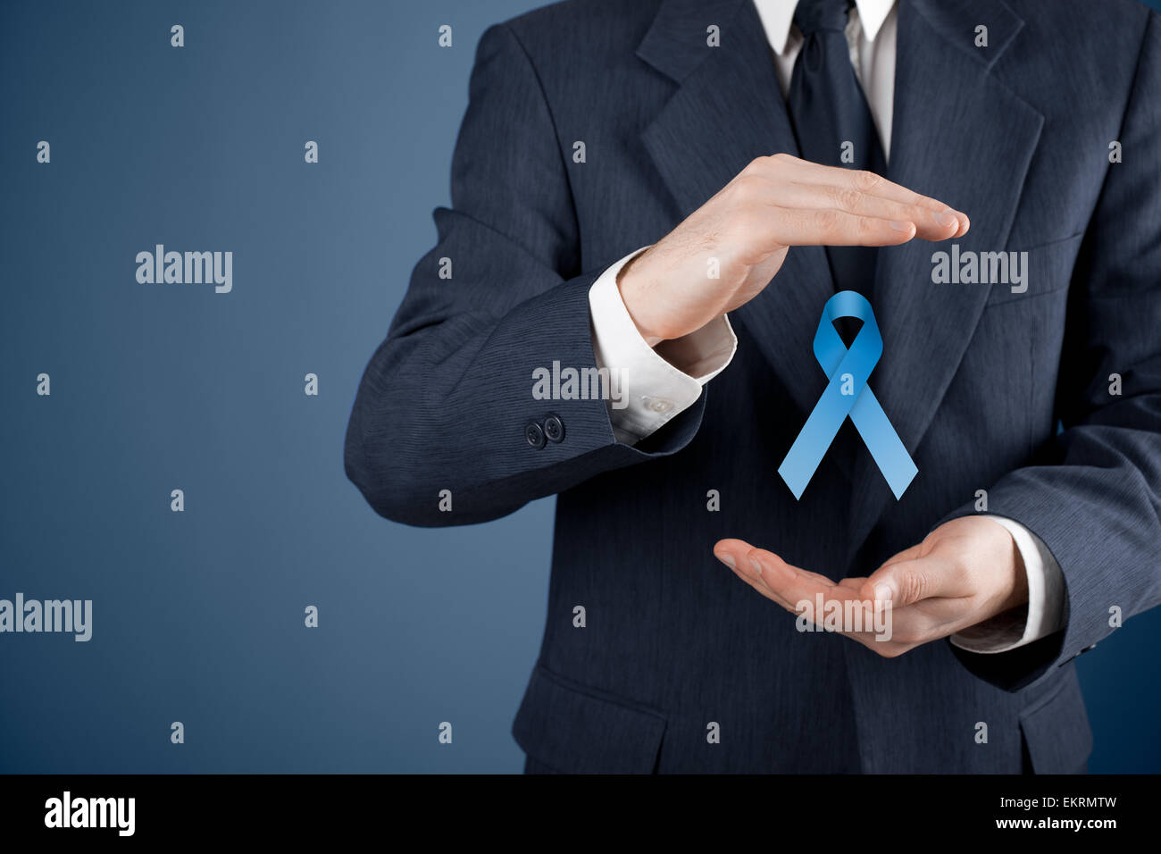 Il cancro della prostata la consapevolezza, di pace e di disordine genetico consapevolezza - uomo con supporto e protezione gesto e nastro blu. Foto Stock