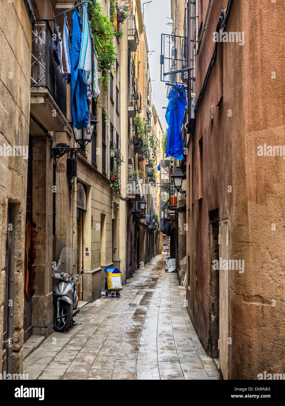 Piccola strada a Barcellona il quartiere gotico, Spagna Foto Stock