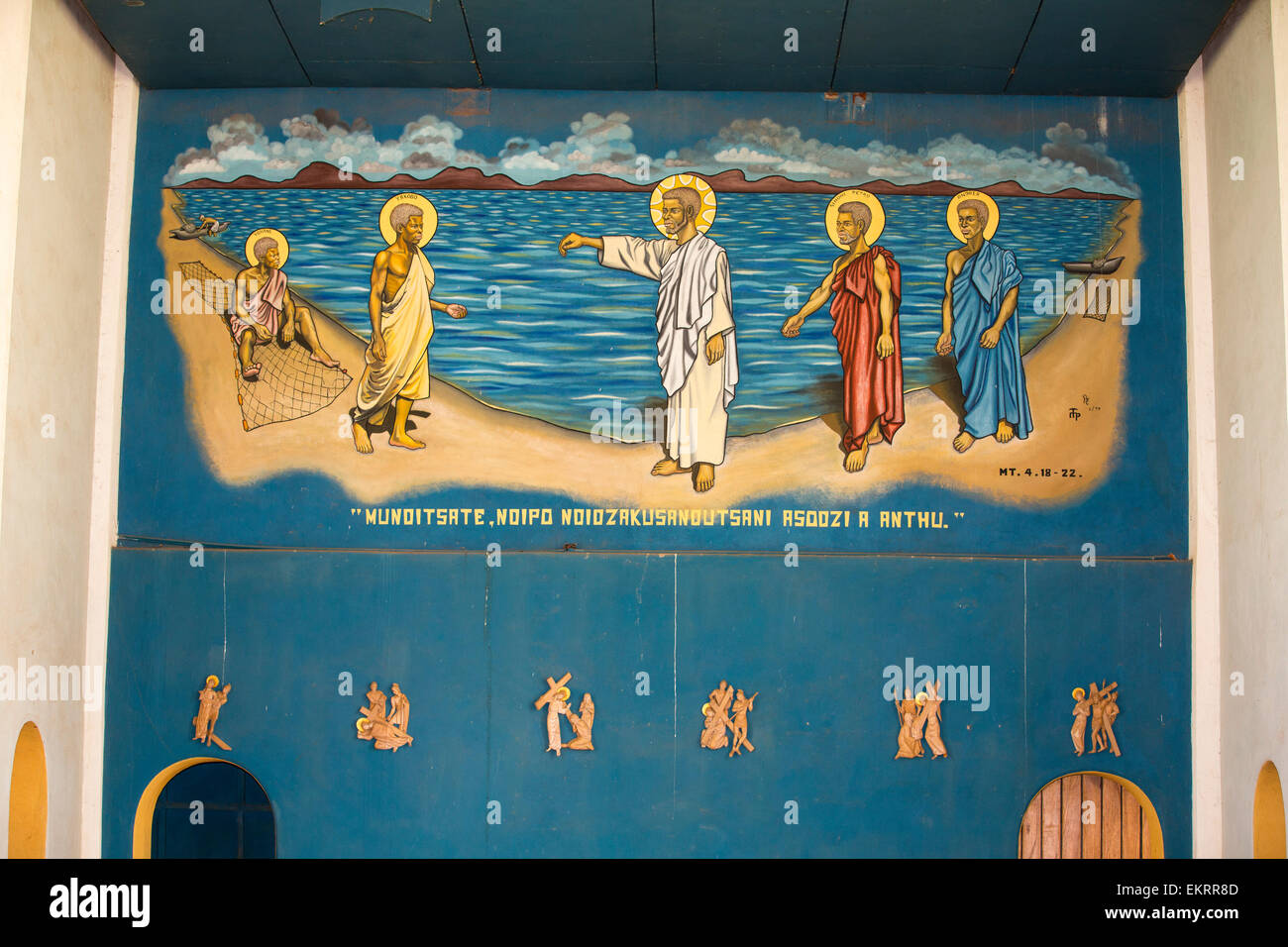 Un murale nella chiesa al seminario Nankhunda scuola, che fornisce un educazione cattolica per i ragazzi della comunità locale, sull'Altopiano di Zomba, Malawi. Foto Stock