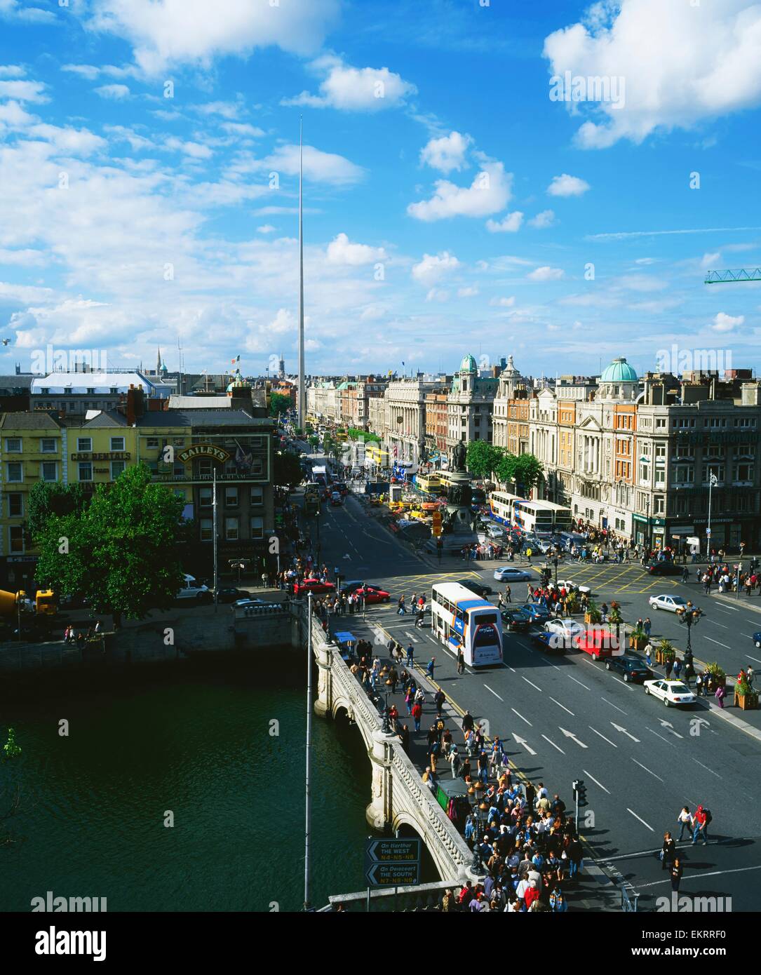 Dublino,Co Dublin , Ireland;persone attraversando il ponte O'connell Foto Stock