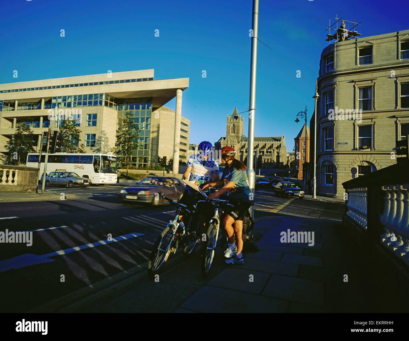 Dublino,Co Dublin , Ireland;i ciclisti la consultazione di una mappa su un ponte Foto Stock