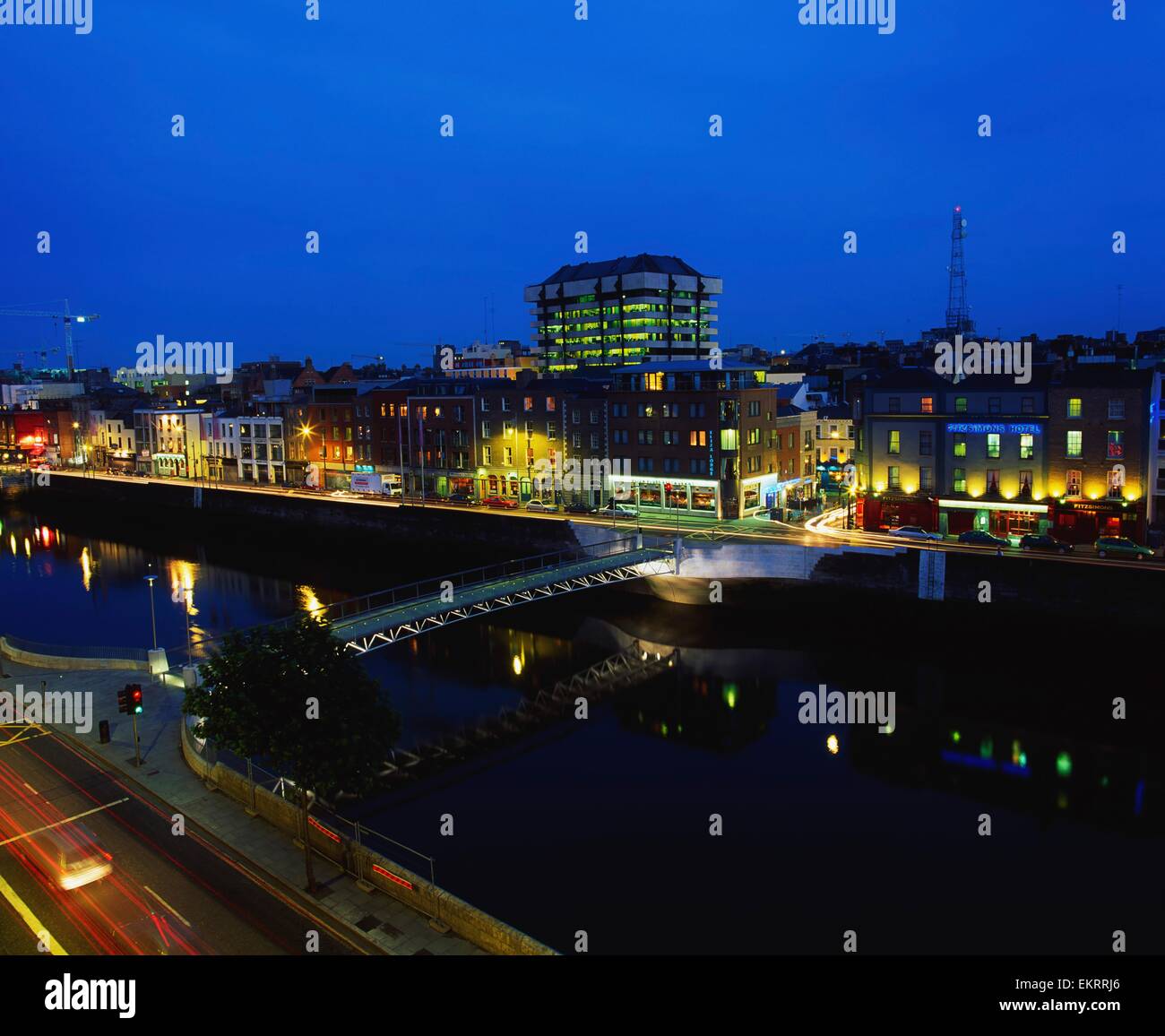 Dublino , Ireland;Fiume Liffey e Millenium Footbridge di notte Foto Stock