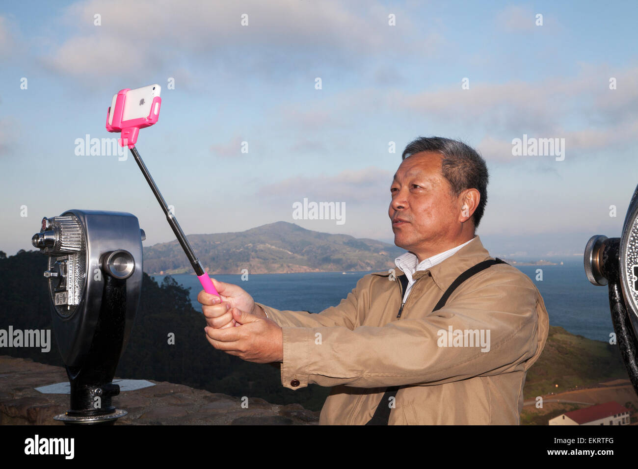 Turistica prendendo un selfie al punto di vista dal Ponte Golden Gate, Sausalito, CALIFORNIA, STATI UNITI D'AMERICA Foto Stock