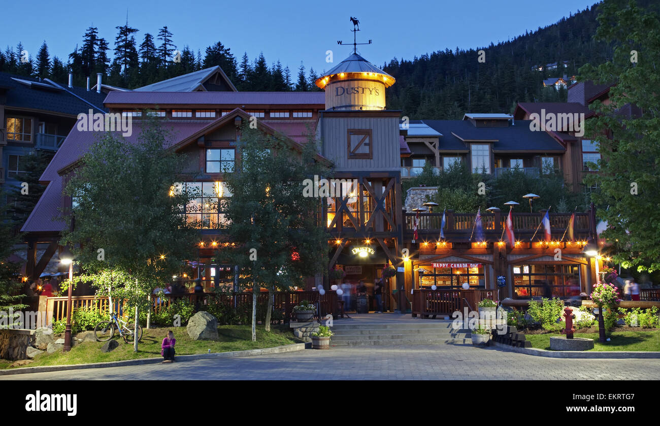 Twilight scende su polverosi's Bar & BBQ presso la base di Whistler Mountain; Whistler, British Columbia, Canada Foto Stock