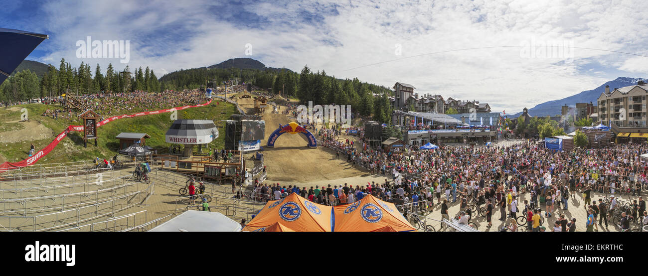 Red Bull Joyride mountain bike concorrenza elementi fusibili di slopestyle, dirt jump e North Shore; Whistler, BC, Canada Foto Stock