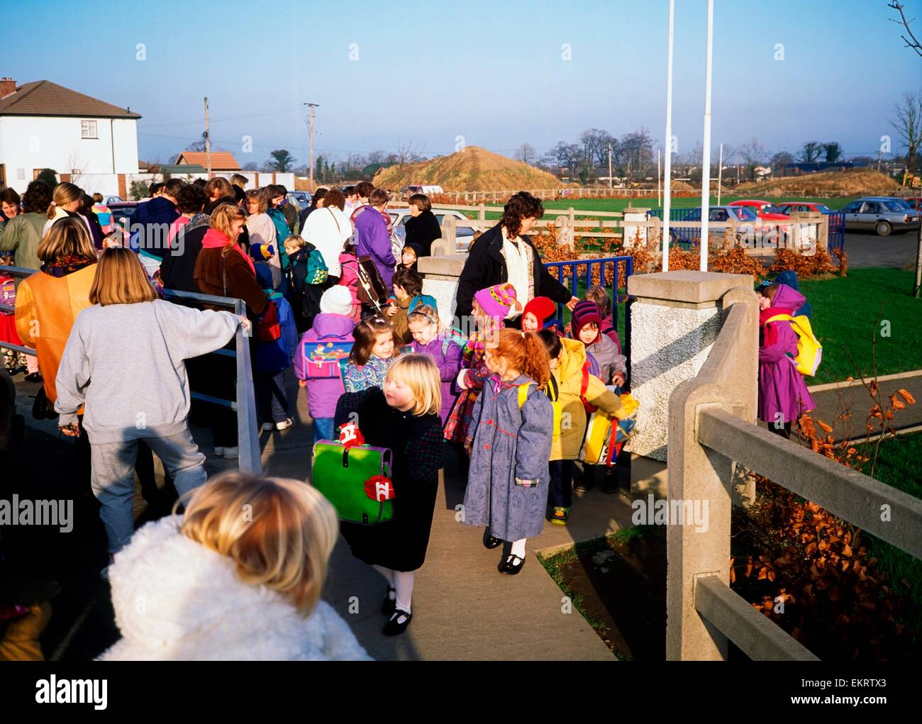 I bambini che arrivano a scuola Foto Stock