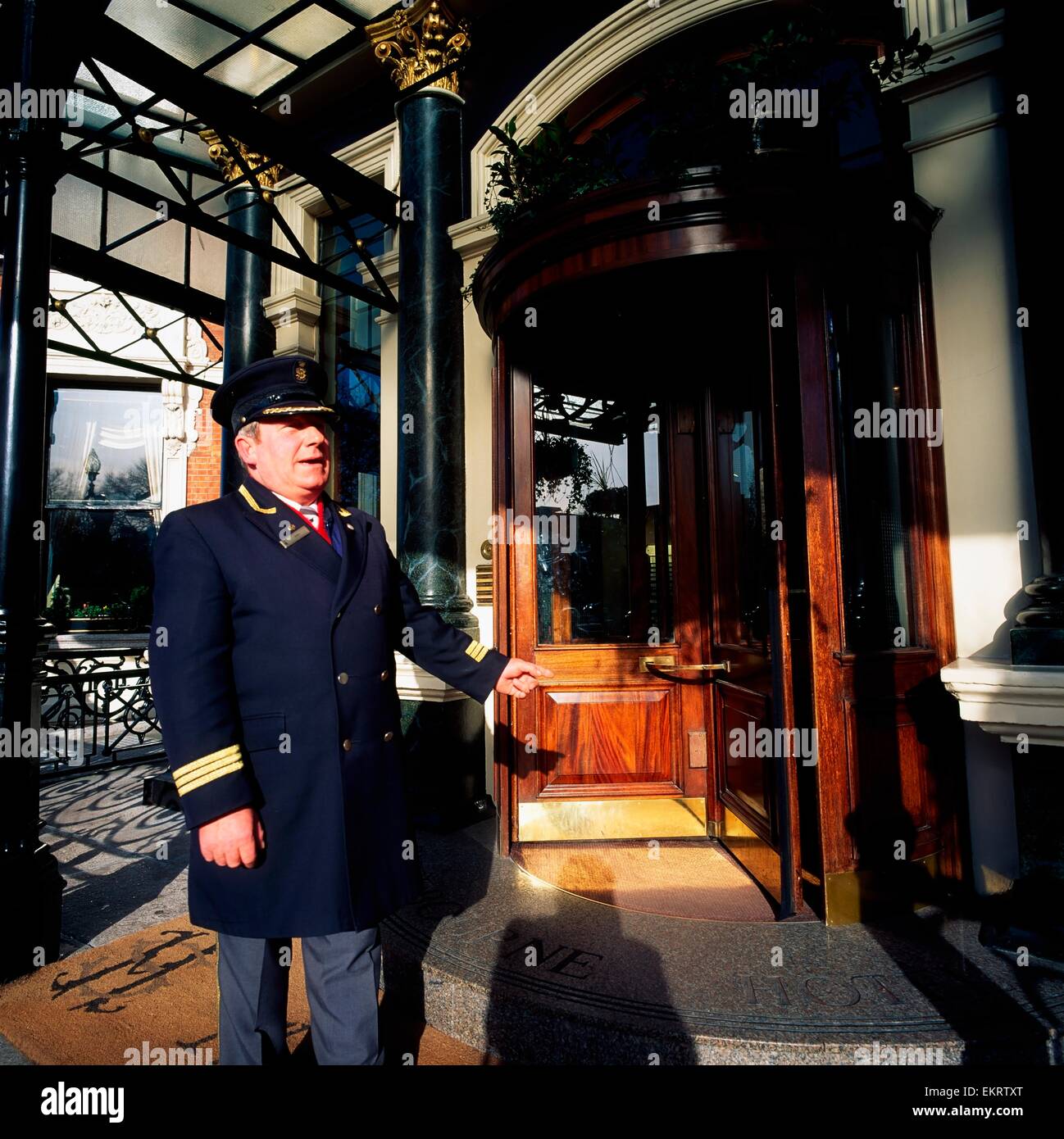 Dublino,Co Dublin , Ireland;Portiere al di fuori del Shelbourne Hotel Foto Stock