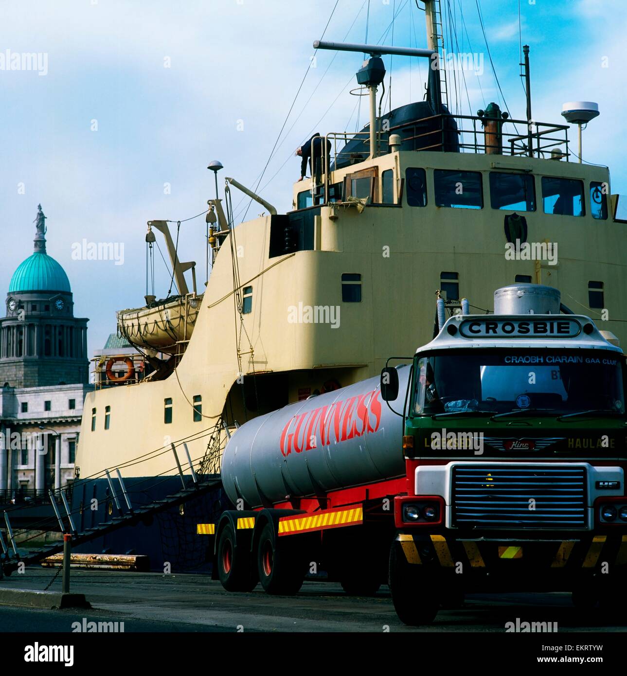 Dublino,Co Dublin , Ireland;Guinness carrello e casa doganale in background Foto Stock