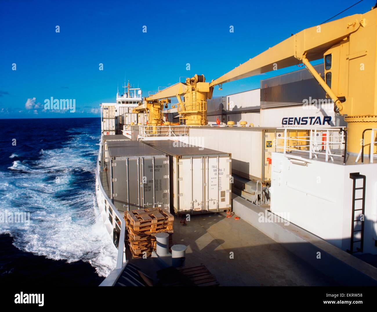 Contenitore nave in mare Foto Stock