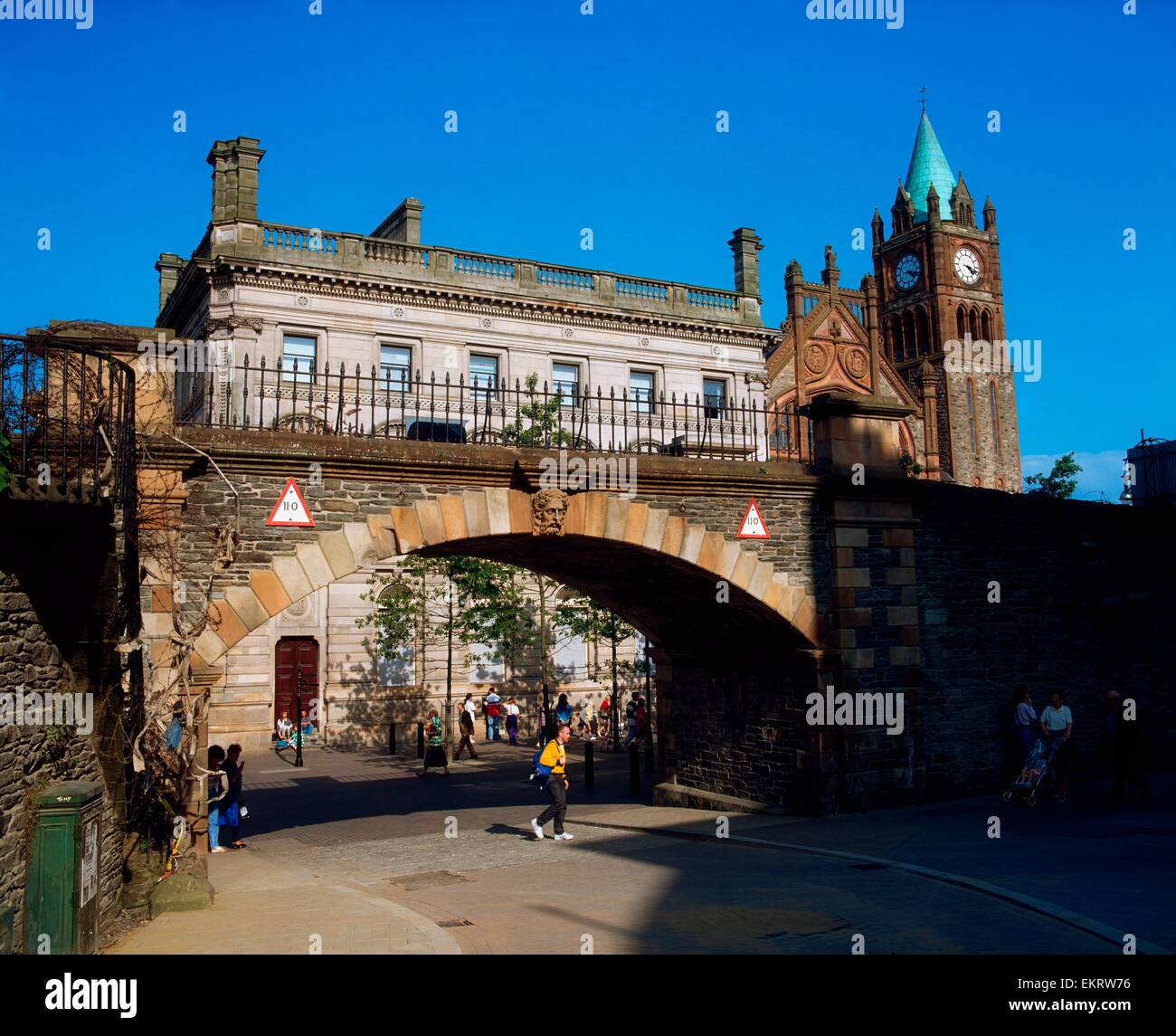 Derry City, Co Derry, Irlanda del Nord, il muro della città e porta con arco Guildhall Foto Stock