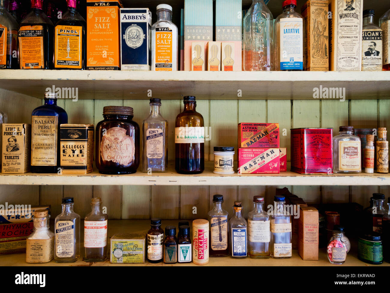 Vintage articoli medicinali sul ripiano in Kilby General Store Museo a Kilby Historic Site; Harrison Mills, British Columbia, Canada Foto Stock