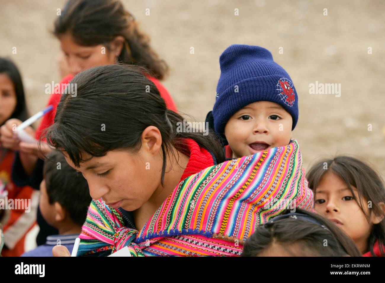 Il bambino viene portato sulla madre torna a Lima, Perù Foto Stock